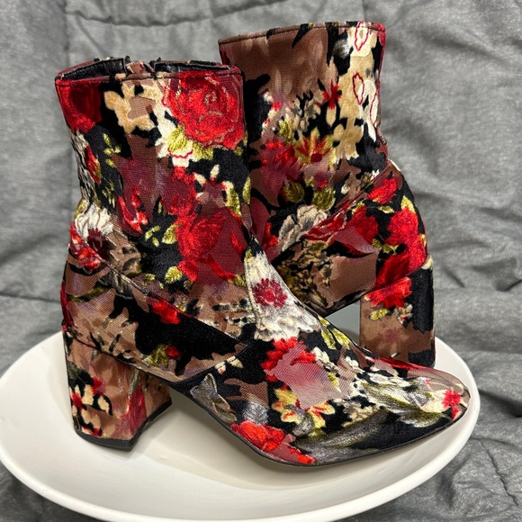 Steve Madden “Sania ” Red Floral Velvet Ankle Boots with Block Heel size 6.5 - Picture 1 of 12